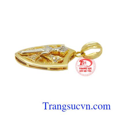 Mặt dây có thể kết hợp với nhiều kiểu quần áo. Mặt khiên vàng tây nam giá rẻ