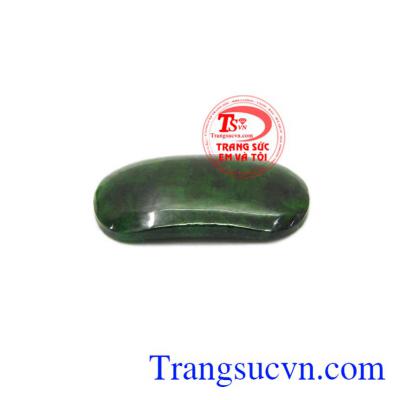 Ngọc cẩm thạch được dùng để hỗ trợ các bệnh về tâm lý, trâm cảm, u uất, bởi thế ngọc cẩm thạch giúp con người trở nên vui tươi và yêu đời