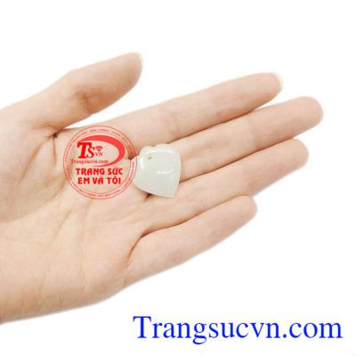 Trong phong thủy ngọc cẩm thạch được coi như vật hộ thân bảo vệ chủ nhân khỏi những điều xui xẻo