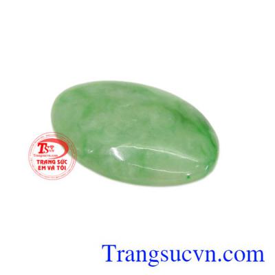 Ngọc cẩm thạch từ lâu đã được sử dụng rất nhiều trong tầng lớp vua chúa và quý tốc. Mặt ngọc Jadeite đại cát
