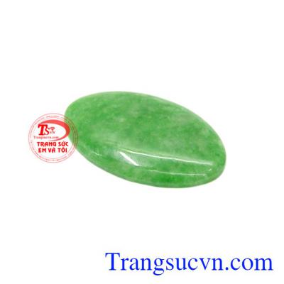 Ngọc cẩm thạch mang đến cảm giác bình yên cho người đeo.