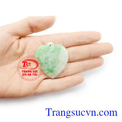 Mặt ngọc cẩm thạch tình yêu được chế tác tinh xảo, khách hàng yên tâm về chất lượng.