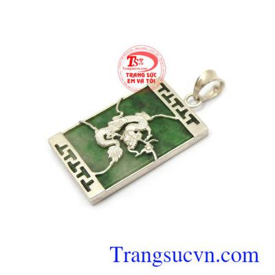 Mặt ngọc chạm rồng phù hợp phong cách thời trang và phong thủy, mang lại tài lộc, bình an và may mắn cho người đeo.