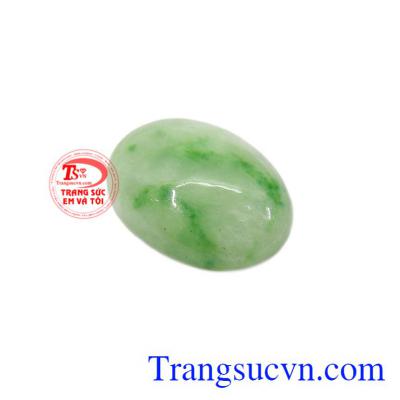 Mặt ngọc Jaddeite thiên nhiên đem lại điều tốt lành, xua đuổi những điều xui xẻo cho chủ nhân.
