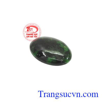 Với thiết kế nhỏ nhắn, sản phẩm có thể bọc vàng hoặc bạc làm mặt nhẫn, mặt dây chuyền,Mặt ngọc Jadeite an nhiên