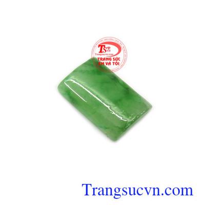 Mặt ngọc Jadeite cát lộc chứa nguồn năng lượng dồi dào, có tác dụng giải trừ tà khí, mang lại tài lộc, bình an và thịnh vượng cho người đeo