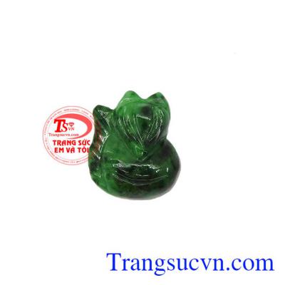Mặt ngọc jadeite hồ ly đẹp là sản phẩm ngọc cẩm thạch đẹp được chế tác tinh xảo, mang ý nghĩa may mắn, thuận lợi trong tình duyên