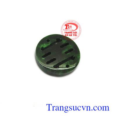 Mặt ngọc Jadeite phát tài chứa nguồn năng lượng dồi dào, có tác dụng giải trừ tà khí, chiều tài lộc, may mắn và bình an cho người đeo