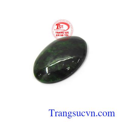 Ngọc phỉ thúy mang lại sự cân bằng cho vạn vật. Người đeo đá cẩm thạch được giảm bớt các lo lắng, bồn chồn, có tinh thần thoải mái, tự tin, lạc quan sảng khoái, có thể vượt qua mọi khó khăn thử thách Mặt ngọc phỉ thúy cát khí