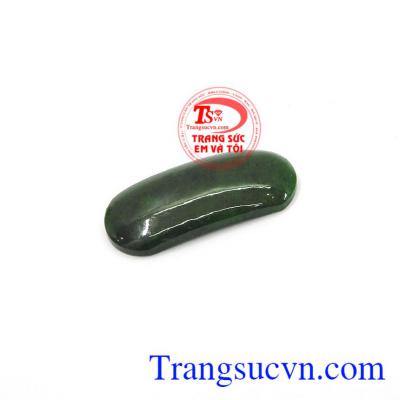 Mặt ngọc phỉ thúy chất lượng được dùng để chế tác nhẫn, mặt dây, lắc tay hoặc có thể bọc bạc, bọc vàng tùy sở thích cá nhân mỗi người