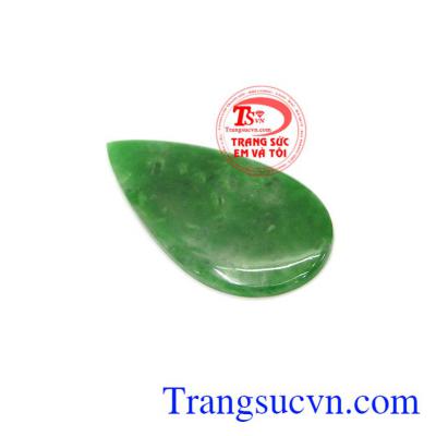 Mặt ngọc phỉ thúy giọt nước mang lại vẻ đẹp kiêu kỳ, cao quý và sang trọng cho người sử dụng