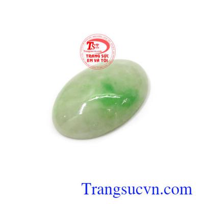 Mặt ngọc phỉ thúy may mắn được nhiều người lựa chọn như lá bùa hộ mệnh cho bản thân