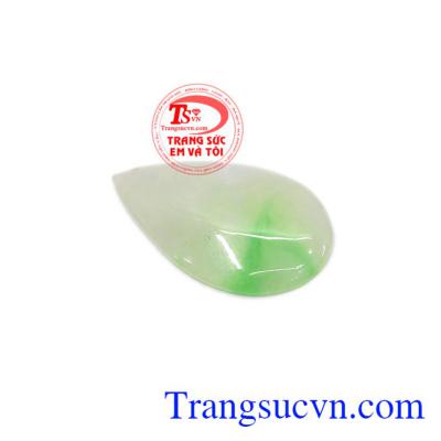 Mặt ngọc phỉ thúy sương mai được coi như vật hộ mệnh mang lại may mắn, xua đuổi tà ma