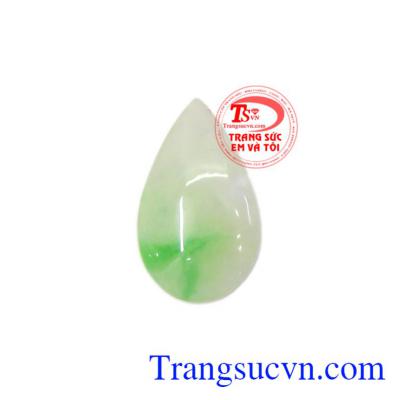 Mặt ngọc phỉ thúy sương mai được chế tác tinh xảo thích hợp làm mặt dây chuyền bọc vàng, bọc bạc