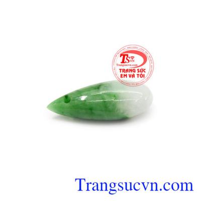 Mặt ngọc phỉ thúy tài lộc được coi như vật hộ mệnh bảo vệ chủ nhân khỏi tà khí và những điều xui xẻo