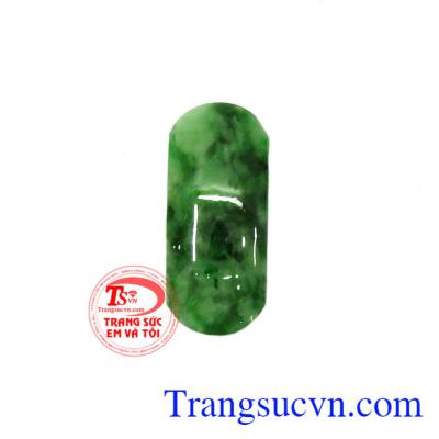 Cẩm thạch được coi là "Ngọc", người xưa quan niệm có thể mang đến cho người đeo sự may mắn, sức khỏe và tài lộc