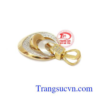 mặt dây chuyền đeo hợp làm tôn lên vẻ đẹp dịu hiền của phái đẹp. Mặt nữ đẳng cấp vàng