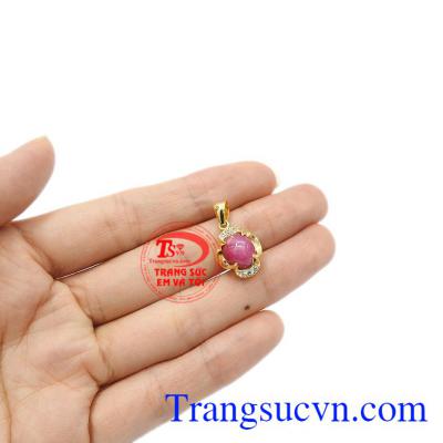 Ruby thiên nhiên thích hợp cho người mệnh mộc và mệnh hỏa. Mặt nữ hoa ruby tím đỏ