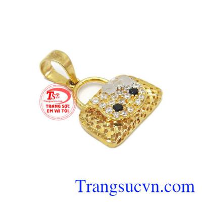 Mặt nữ vàng kitty được thiết kế với hình chiếc túi vô cùng xinh xắn và dễ thương. Mặt nữ vàng kitty