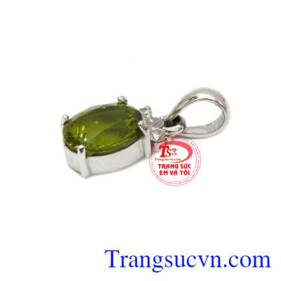 Peridot là loại đá có màu sắc kết hợp giữa vàng cao quý và xanh lục hi vọng. Mặt peridot mệnh Hỏa. Mặt peridot mệnh Hỏa