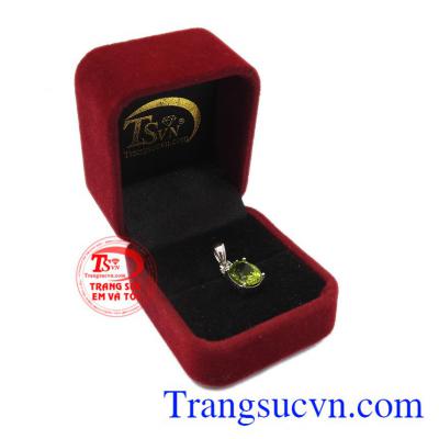 khi đeo trang sức đá peridot nó giúp người đeo xua tan nỗi sợ hãi trong đêm tối và đem lại cho họ đức tính ôn hòa, hôn nhân hạnh phúc, mĩ mãn. Mặt peridot mệnh Hỏa. Mặt peridot mệnh Hỏa