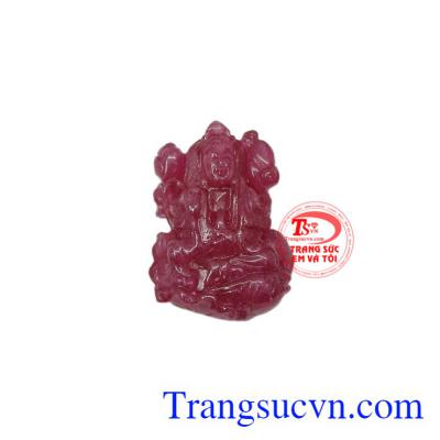Mặt phật bà Ruby từ bi là sản phẩm được chế tác từ đá Ruby thiên nhiên, màu sắc bắt mắt.