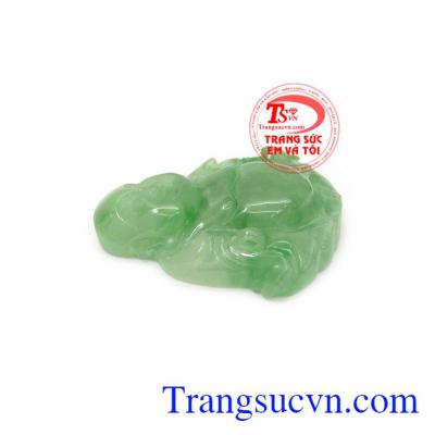 Ngọc cẩm thạch là loại ngọc mang nguồn năng lượng tích cực cho con người, có thể hỗ trợ điều trị các bệnh về hệ thần kinh, tiêu hóa và rất tốt trong việc hạ sốt