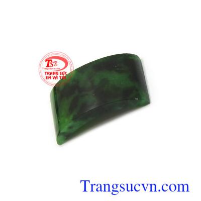 Ngọc phỉ thúy còn cá tác dụng mang lại tài lộc, bình an cho người đeo