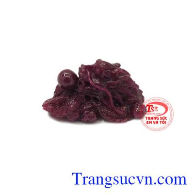 Mặt rồng đá Ruby được chế tác tinh tế, tỉ mỉ từ đá Ruby thiên nhiên.