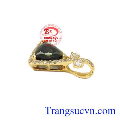 Sự sang trọng và đẳng cấp ngay từ trong thiết kế sẽ giúp tôn vinh vẻ đẹp của người dùng. Mặt sapphir thiên nhiên quyến rũ