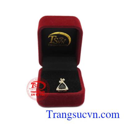 Sapphir thiên nhiên hợp phong thủy, giải tỏa căng thẳng mang lại sự thư giãn và bình an. Mặt sapphir thiên nhiên quyến rũ.