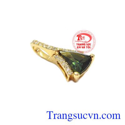 Mặt sapphir thiên nhiên sang trọng được thiết kế mang phong cách quyến rũ, tinh tế và đầy ấn tượng. 