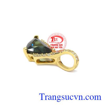 Với sự kết hợp đá sapphir thiên nhiên, vàng tây 14k và đá cz tạo độ lấp lánh, bền đẹp. Mặt sapphir thiên nhiên sang trọng