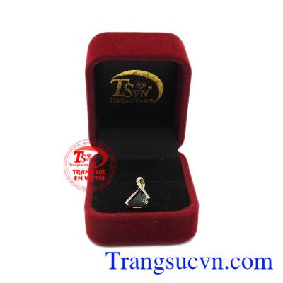 Chính vì vậy các sản phẩm từ đá sapphir thiên nhiên luôn được khách hàng yêu thích và lựa chọn. Mặt sapphir thiên nhiên sang trọng.