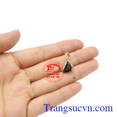 Sapphir là biểu tượng cho tình yêu, hôn nhân bền vững và sự giàu có. Mặt sapphir thiên nhiên sang trọng