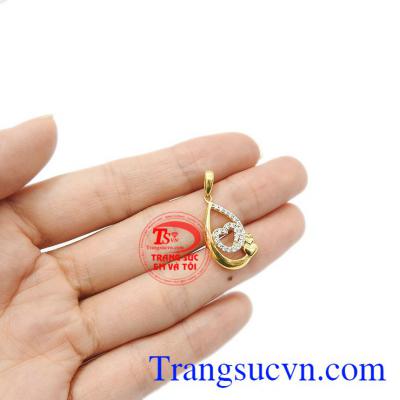 Hãy dành tặng cho người phụ nữ của bạn món quà xinh đẹp này. Mặt trái tim 18k