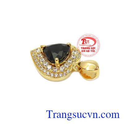 Thiết kế tinh tế, sang trọng mang đến cho người dùng sự quyến rũ. Mặt trái tim sapphir thiên nhiên