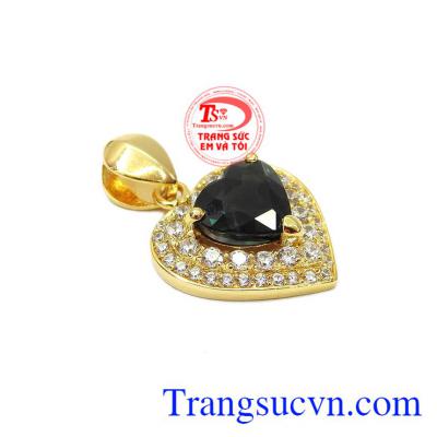 Mặt trái tim sapphir thiên nhiên được kết hợp từ sapphir thiên nhiên, vàng tây và đá cz.