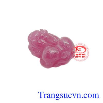 Mặt tỳ hưu ruby tài lộc được chặm khắc đẹp, màu sắc bắt mắt.