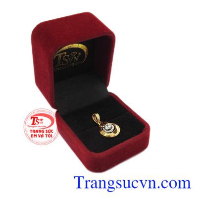 Mặt dây chuyền vàng nữ yêu thương vững bền gắn kim cương nhân tạo sáng bóng. Mặt vàng 18k nữ