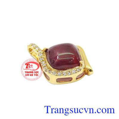 Mặt vàng ruby quý phái thích hợp với nhiều trang phục.