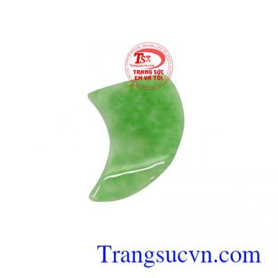 Móng ngọc cẩm thạch Jadeite thường có màu sắc đẹp hơn, trong và cứng chắc hơn