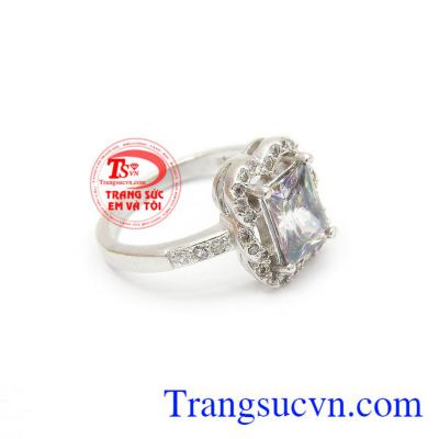Nhẫn bạc đá quý đẹp TSVN được gắn đá nhân tạo lấp lánh giúp tăng độ phản chiếu cho món trang sức
