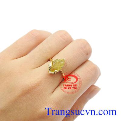 Nhẫn đá quý thiên nhiên có thể kết hợp cùng nhiều trang phục khác nhau. Nhẫn chiếc lá tinh tế tourmalin