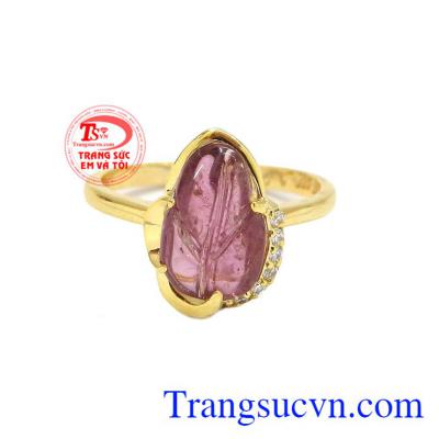 Với thiết kế tinh tế, sang trọng mang lại vẻ đẹp quyến rũ cho người dùng. Nhẫn chiếc lá tourmalin thiên nhiên