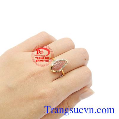 Đá tourmalin hợp mệnh mang đến sự bình an và thư giãn. Nhẫn chiếc lá tourmalin xinh xắn