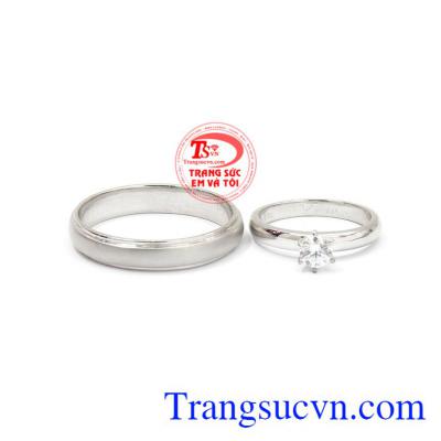 Nhẫn cưới bên nhau trọn đời được chế tác từ vàng 14k sáng bóng, bền đẹp. 