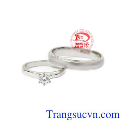 Với thiết kế đơn giản nhưng vô cùng tinh tế giúp cho ngày lễ trọng đại của bạn thêm sang trọng hơn. Nhẫn cưới bên nhau trọn đời.