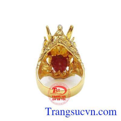 Các đường nét tinh tế, sang trọng tạo nên một sản phẩm hoàn mỹ. Nhẫn đầu rồng thời trang vàng 10k