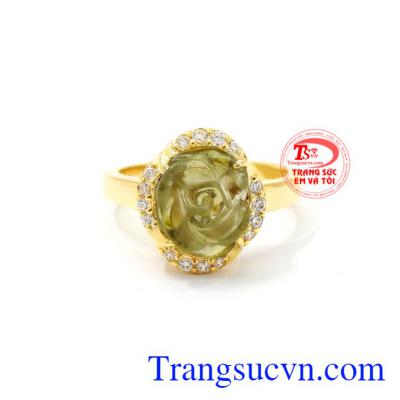 Nhẫn hoa tinh tế Tourmaline mang vẻ nữ tính, sang trọng, tôn lên vẻ đẹp cho phái nữ.
